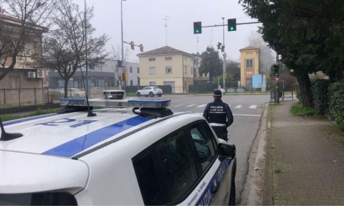 Allontanato per questua molesta davanti ai semafori