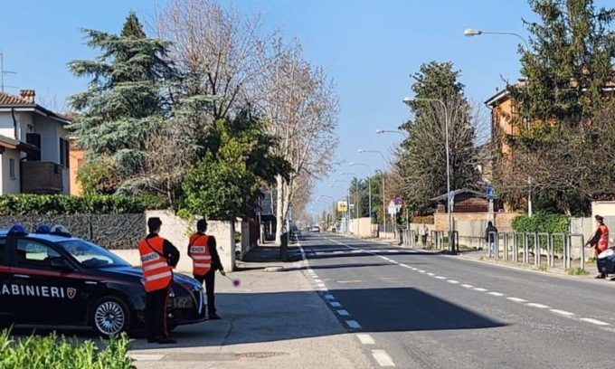Ubriaco va a sbattere contro delle auto in sosta: era senza patente ed assicurazione