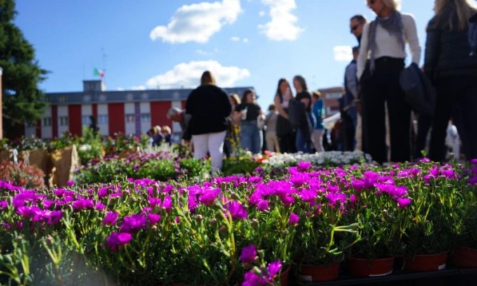 La festa di primavera tra fiori, shopping e auto da sogno