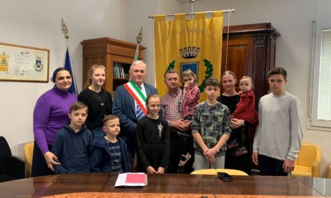 In fuga dall’Ucraina: famiglia con nove figli trovano ospitalità in un alloggio comunale