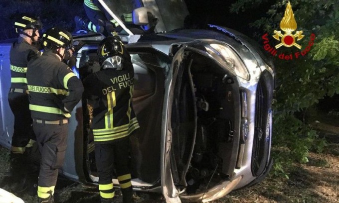 Automobilista perde la vita dopo una rotatoria: forse un malore