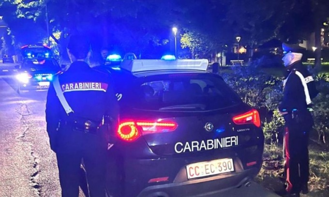 Dà in escandescenza in un esercizio pubblico: i carabinieri per calmarlo usano lo spray urticante e lo arrestano