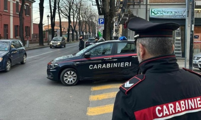 Modenese privo di biglietto ferroviario minaccia il controllore con una lunga forbice