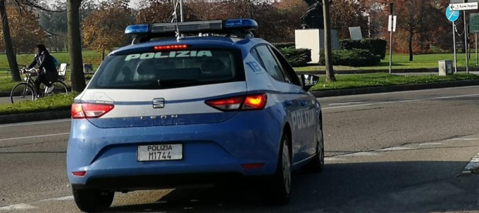 Con grossi sassi sfonda la vetrata di un ristorante: arrestato 35 enne