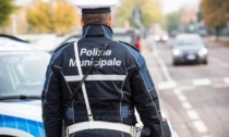Vuole danneggiare gli pneumatici di un'auto della Polizia Locale: denunciato 19enne italiano