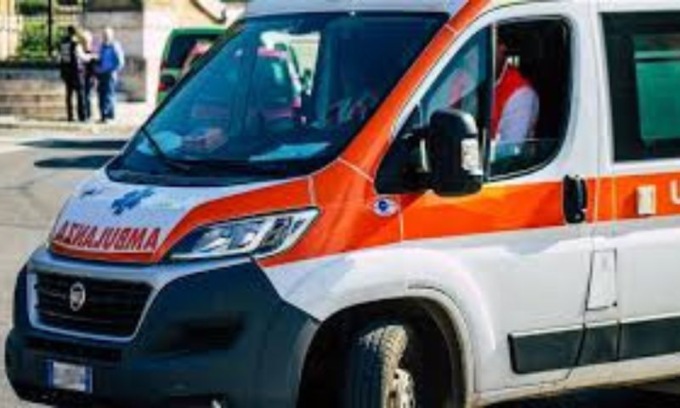 Motociclista si schianta contro il guardrail: è grave