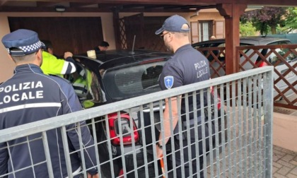 Bimbo intrappolato in auto: liberato dalla Polizia locale