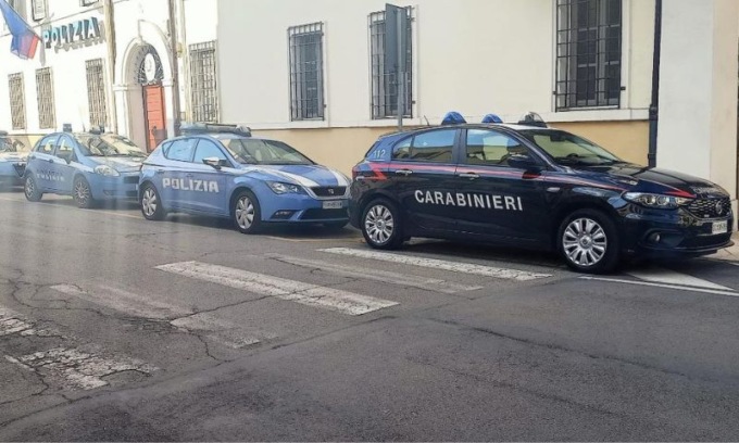 In giro per le vie del paese con un fucile carico