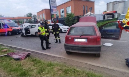 Dopo incidente automobilista resta incastrato all'interno dell'auto: liberato dai vigili del fuoco