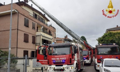 Fuoco al terzo piano di una palazzina: nessun ferito