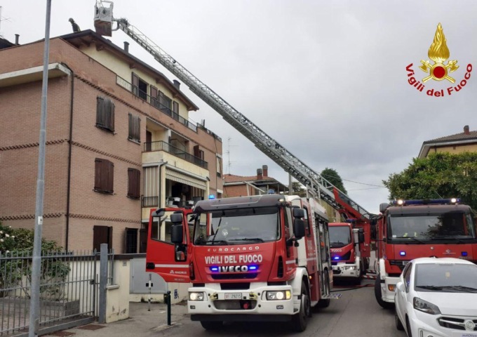 Fuoco al terzo piano di una palazzina: nessun ferito
