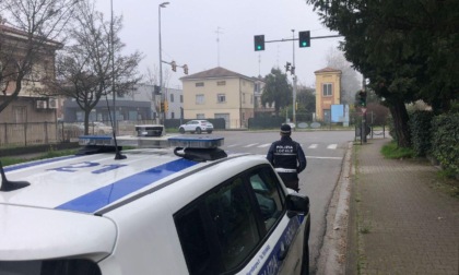 Ubriaco alla guida si ferma e si addormenta su strada pericolosa