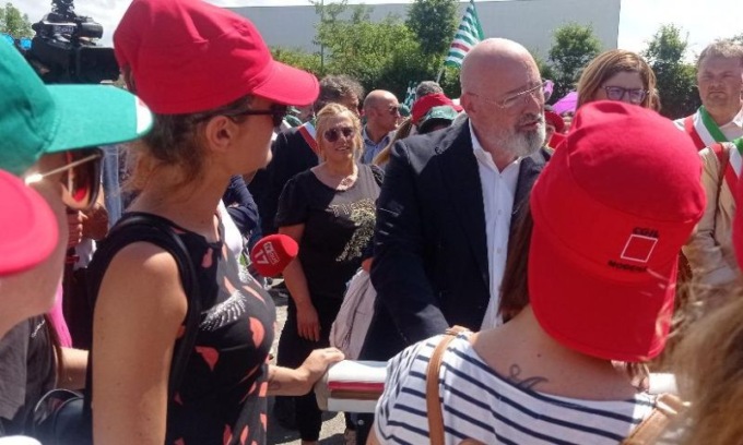 I sindacati scendono in piazza contro l’annunciata chiusura della produzione alla Mozarc Bellco