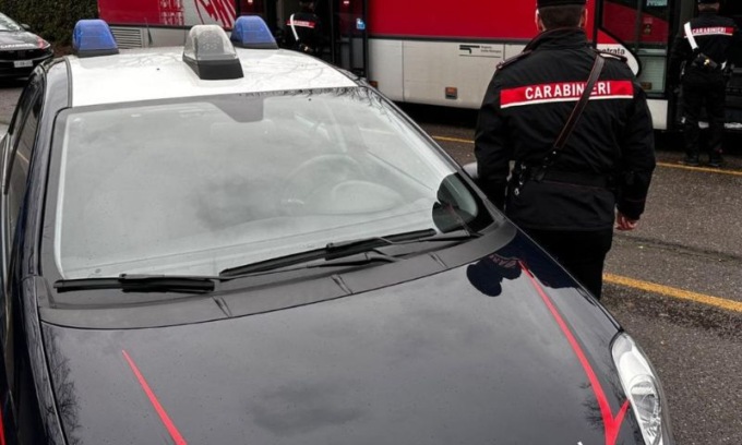 Carabinieri alle fermate dei bus contro lo spaccio di sostanze stupefacenti