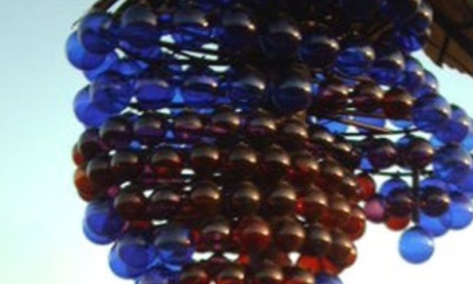 Perde il controllo dell’auto e va a sbattere contro la rotatoria “del Grappolo d’Uva”