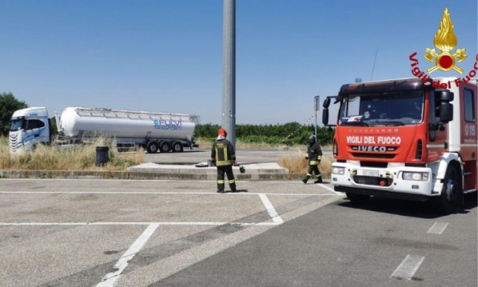 Esce Gnl da un trattore caricato su un bilico: pronto intervento in Autostrada