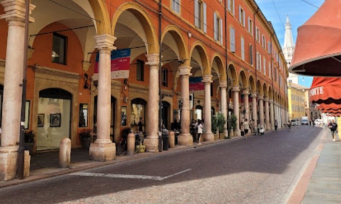 Colpo grosso (a metà) presso l’oreficeria Caroceli di via Emilia Centro