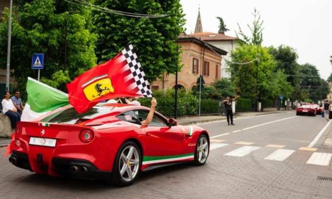 In migliaia per la “Notte Rossa” dedicata alla Ferrari