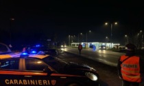 Ubriaco danneggia alcune auto e getta a terra dei tavolini: identificato dai carabinieri