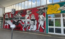 Giovani writer hanno dipinto i muri della stazione delle corriere