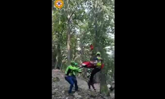 76enne cade in una scarpata durante un’escursione
