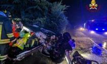 Auto si capotta in un incrocio: liberato dalle lamiere il conducente