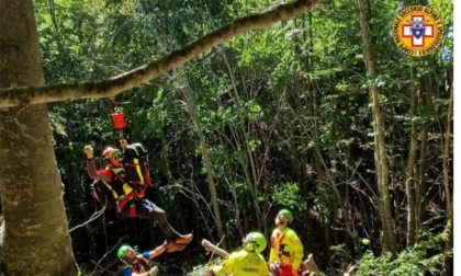 Scivola lungo un canalone a Passo del Lupo: serio trauma alla schiena per una 72enne