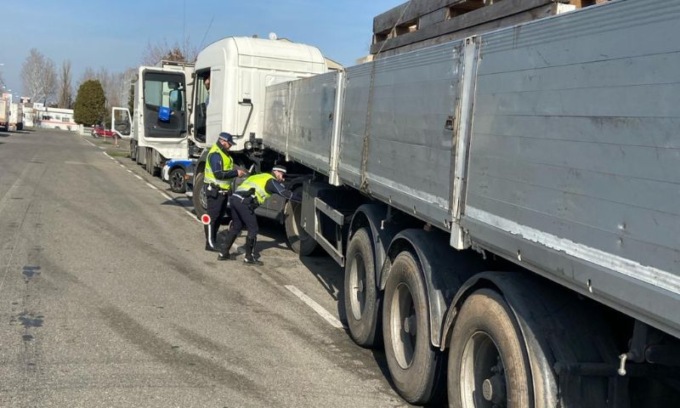 Causa un guasto dell’autoarticolato blocca un’uscita della tangenziale: viaggiava con patente non valida e mezzo sottoposto a fermo amministrativo