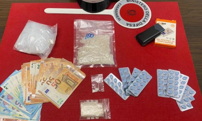 Sorpreso in casa con un etto di “Mefredone”: arrestato