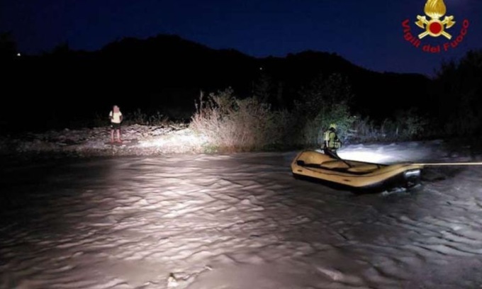 Il Panaro si ingrossa e non riesce più a tornare a riva: soccorso dai Vigili del Fuoco