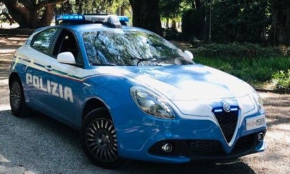 Gruppo accerchia giovane e lo rapina. Arrestati due ventenni dalla Polizia di Stato