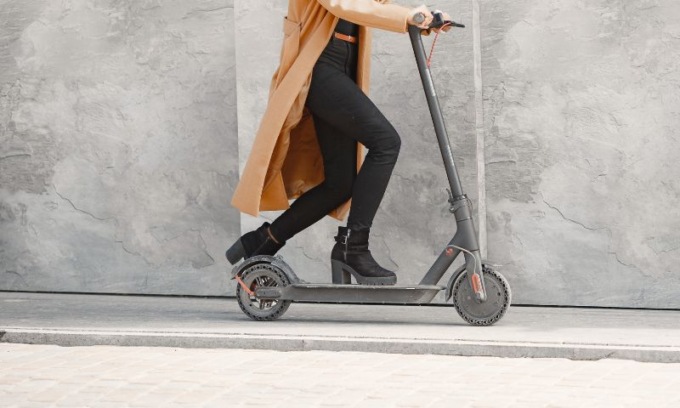 Sorpresa mentre cerca di rubare un monopattino nel parcheggio di un’azienda