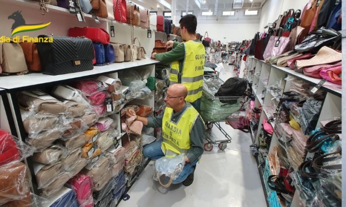 Sequestrati oltre 20mila articoli contraffatti