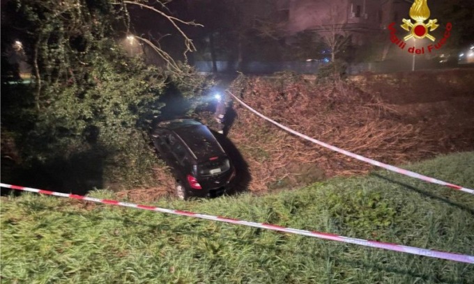 Auto in bilico sull’argine di un canale: salvata dai vigili del fuoco la conducente