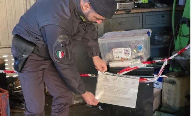 Scoperta autofficina abusiva: sanzionati sia il titolare dell’attività che un cliente