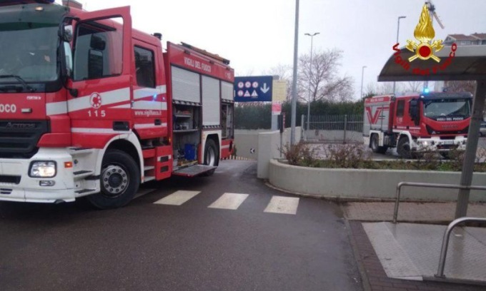 Esselunga di via Morane: a fuoco un’auto nel parcheggio sotterraneo con tanta paura tra i clienti