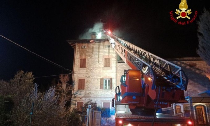 In fiamme il tetto di un’abitazione di quattro piani