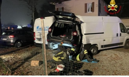 Auto sbanda e rompe colonnina di gas metano