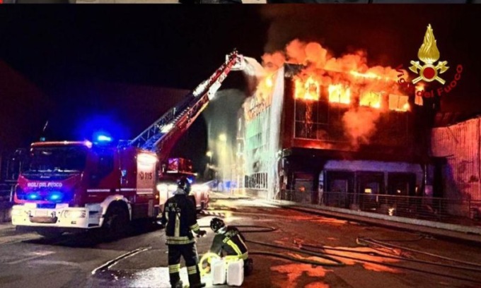 A fuoco lo stabilimento Inalca di Reggio Emilia: danni ingentissimi