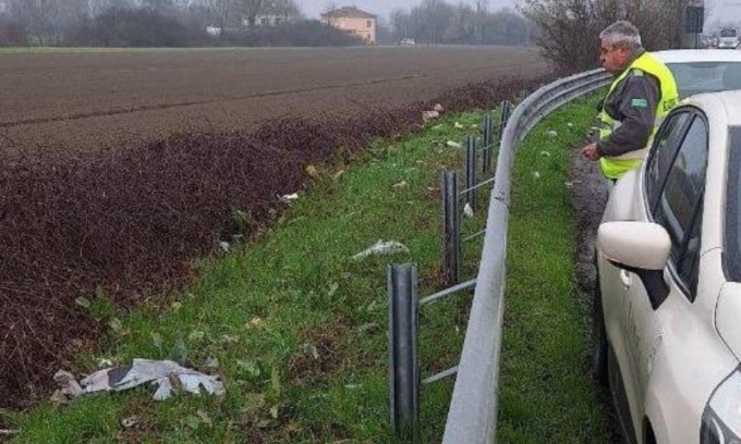 Contro la piaga dell’abbandono dei rifiuti: maxi operazione di raccolta lungo la variante della S.S. 12