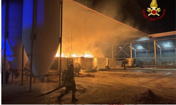 Incendio in una azienda agricola a Portile