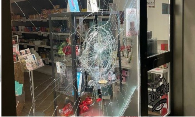 Atto vandalico nella centrale Piazza Costituente