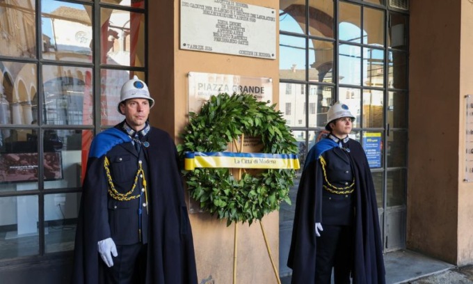 Una corona d’alloro per ricordare l’eccidio di Piazza Grande