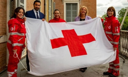 La bandiera della Croce Rossa sventola dal Palazzo della Provincia
