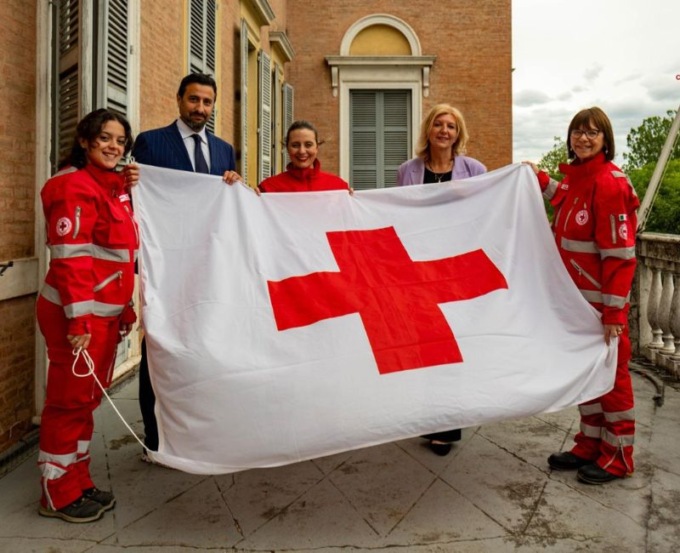 La bandiera della Croce Rossa sventola dal Palazzo della Provincia
