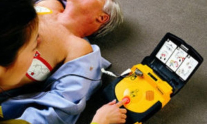 Si sente male in centro: salvato da un passante con defibrillatore