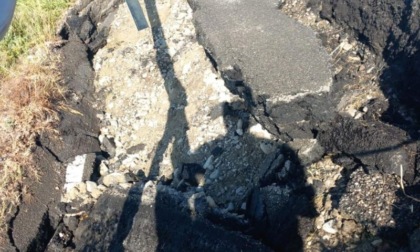 Cedono per frana due strade in Appennino: istituiti due sensi unici alternati
