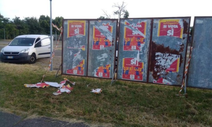 Manifesti referendari strappati in viale Corassori