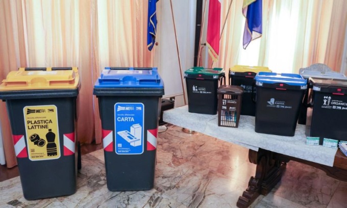 Dal 2 giugno via i sacchi di carta e plastica dalle strade del Centro storico