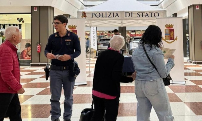 Tanto interesse in città per lo stand della Polizia di Stato contro la scomparsa dei minori